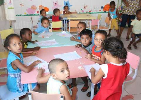 75% das crianças com menos de 4 anos estão fora da escola