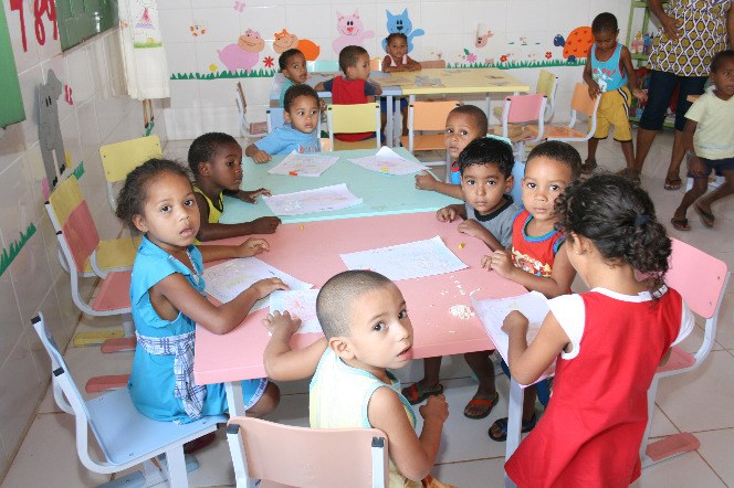 75% das crianças com menos de 4 anos estão fora da escola