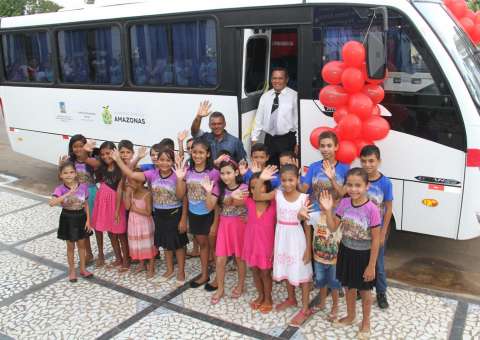 FPS entrega microonibus para associação que atende crianças e idosos no Amazonas