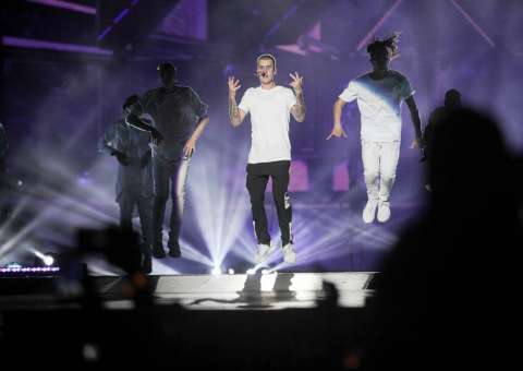 Abertura antecipada de portões prejudica fãs que acamparam cinco meses à espera de Justin Bieber 