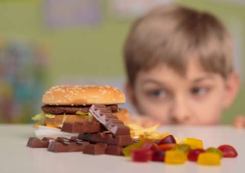 Especialista alerta sobre excessos de doces e refrigerantes na alimentação infantil