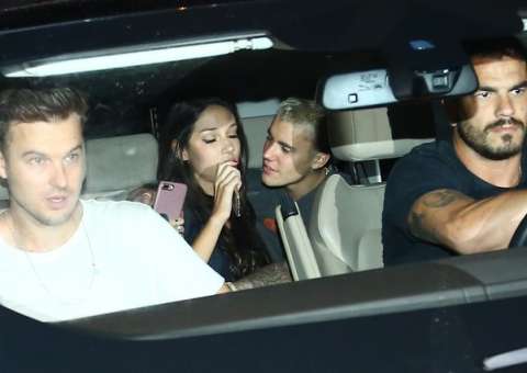 Justin Bieber deixa festa acompanhado por morena