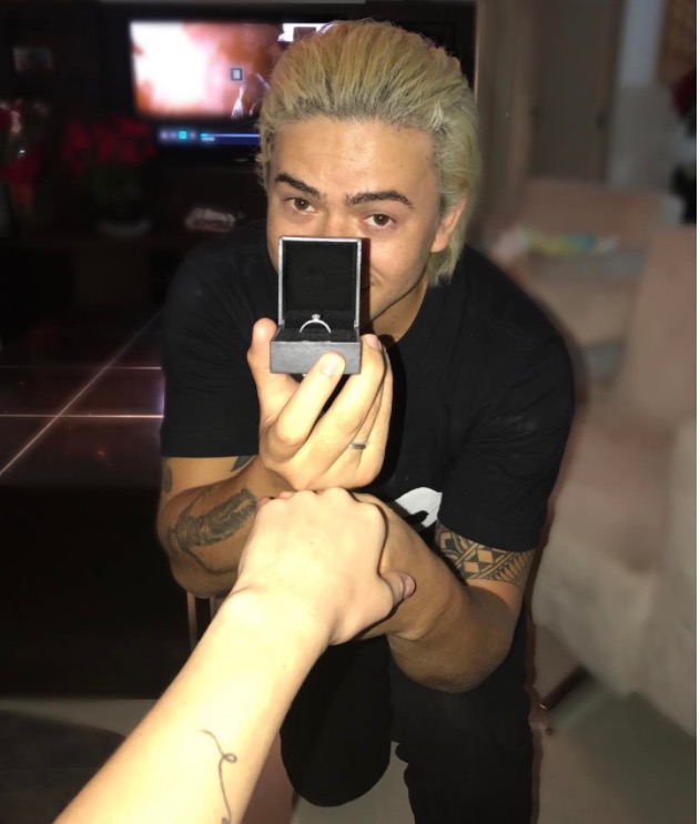 Whindersson Nunes pede namorada em casamento