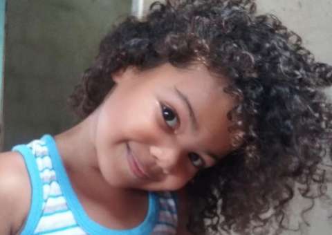 Menina de 6 anos se declara para seus cachos e viraliza na web 