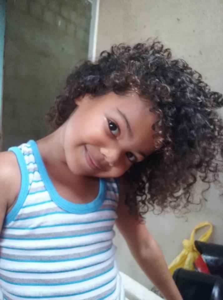 Menina de 6 anos se declara para seus cachos e viraliza na web 