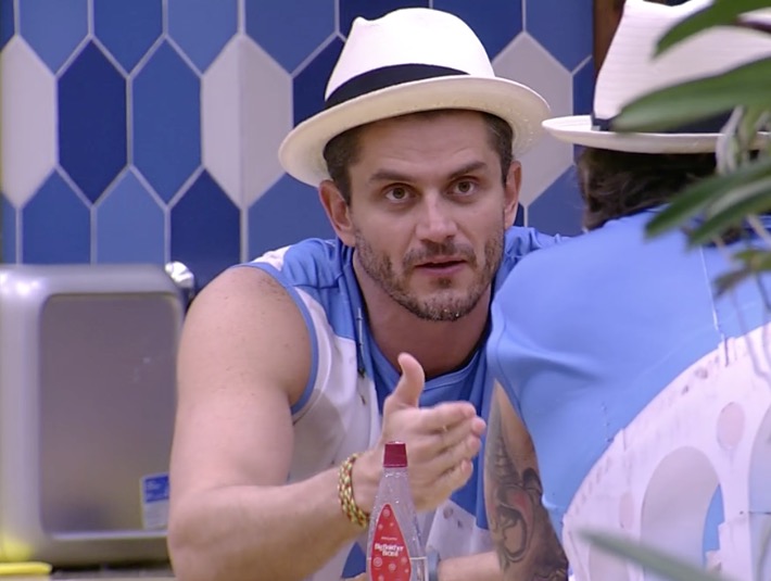 Globo se pronuncia após Marcos dizer que foi aconselhado a “comer Vivian”