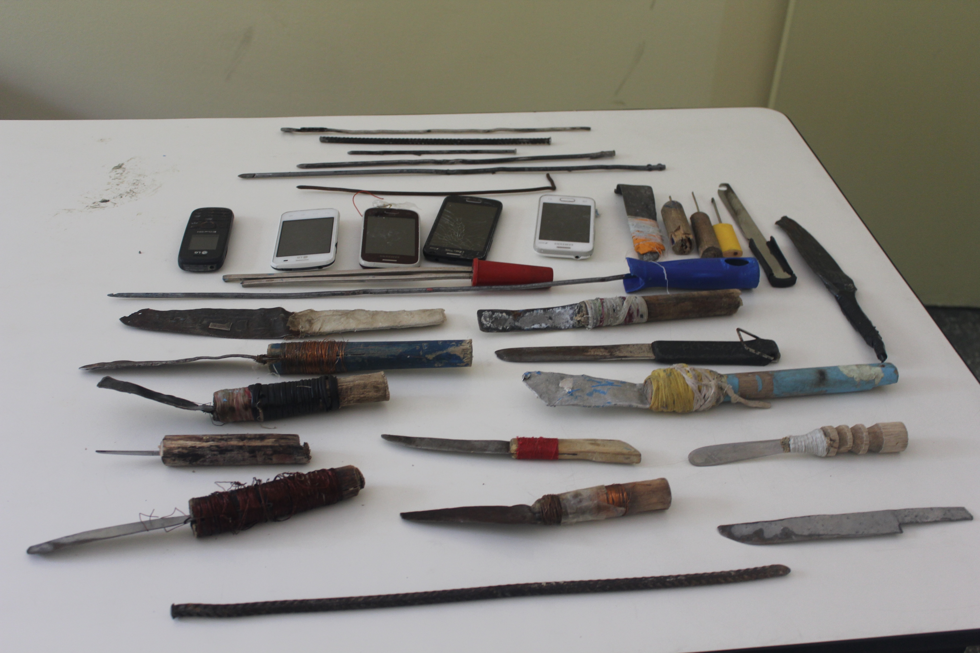 Armas brancas e celulares são encontradas durante revista em presídio no AM