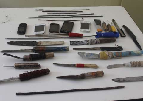 Armas brancas e celulares são encontradas durante revista em presídio no AM