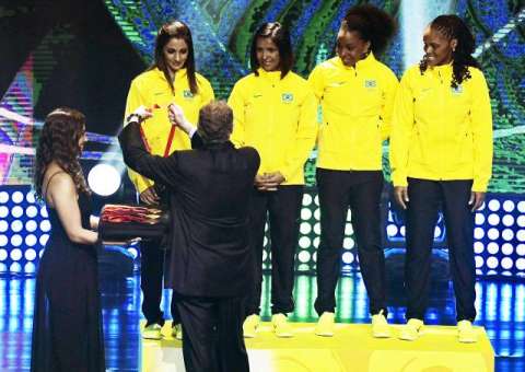 Meninas do atletismo recebem medalha de bronze da Olimpíada de Pequim 2008