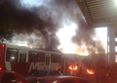 Populares fecham avenida em manifestação após 1 semana sem água em Manaus