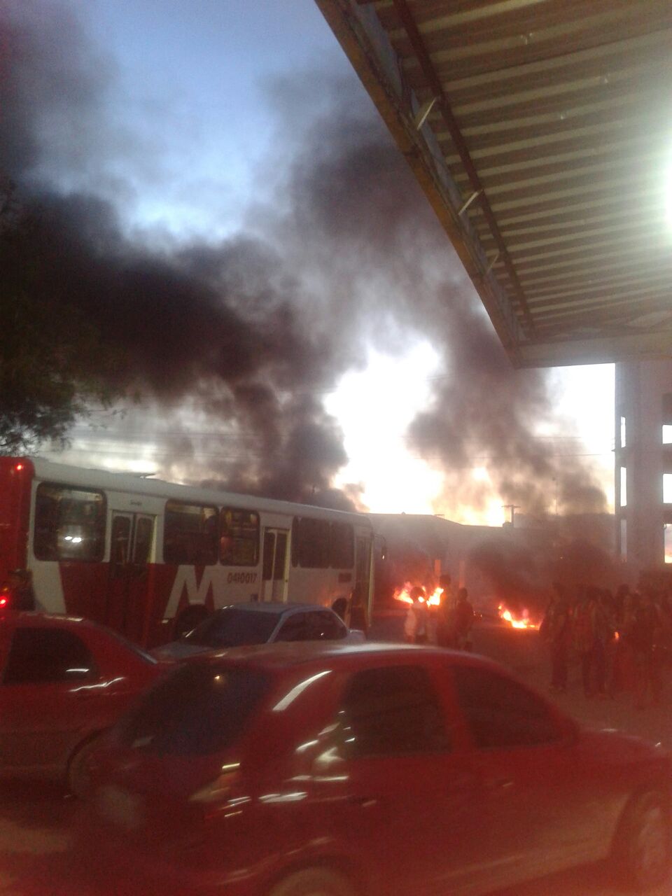 Populares fecham avenida em manifestação após 1 semana sem água em Manaus