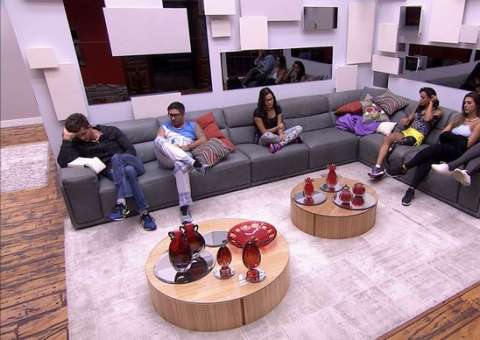 BBB17: Em prova, Emilly encontra as caixas corretas e é líder da semana