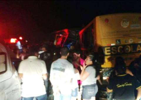 Tragédia: Ônibus escolares colidem e deixam vários mortos em Alagoas