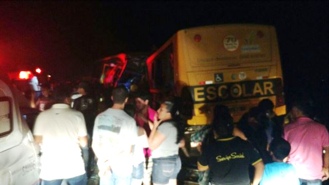 Tragédia: Ônibus escolares colidem e deixam vários mortos em Alagoas