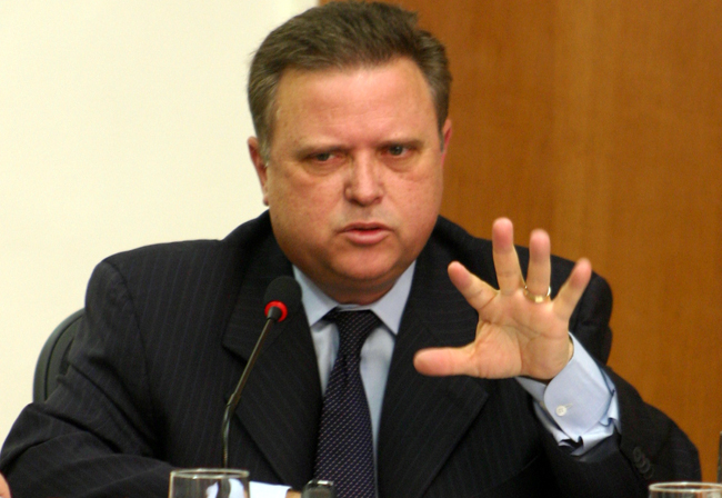 Ministro promete transparência na divulgação dos resultados de testes em carnes