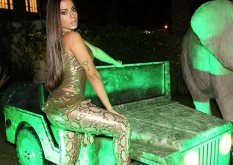 Anitta sensualiza e rebola muito em festa de aniversário 