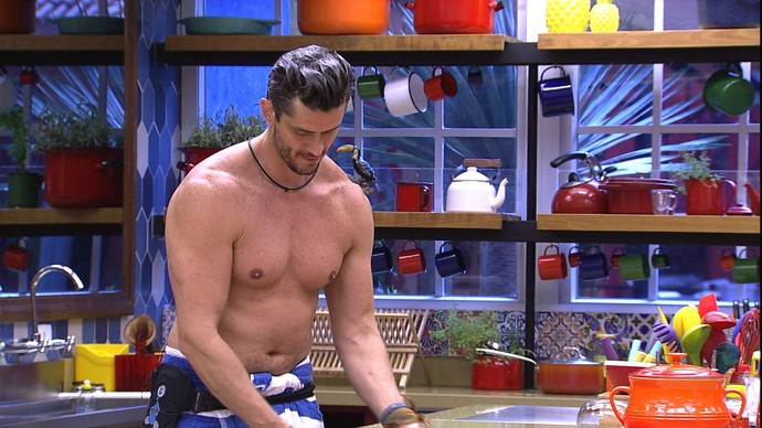 Marcos diz que está na hora de ir embora após atitude de sister