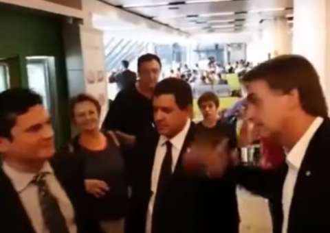 Bolsonaro bate continência para Moro e é desprezado  