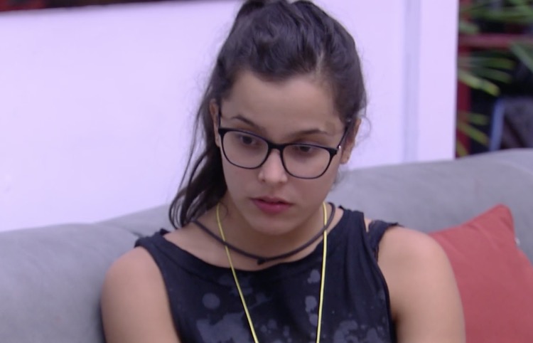 BBB17: Emilly diz para Marcos que posaria nua e revela motivo 