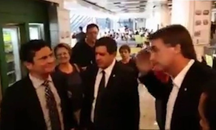 Jair Bolsonaro bate continência para Sérgio Moro e reação de juiz viraliza 