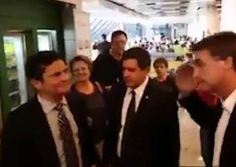 Jair Bolsonaro bate continência para Sérgio Moro e reação de juiz viraliza 