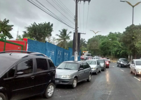 Inauguração de supermercado deixa trânsito congestionado em Manaus
