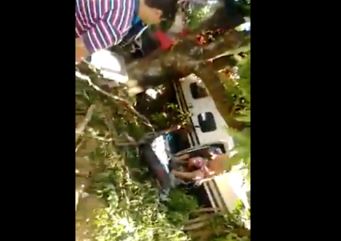 Vídeo mostra populares invadindo avião logo após queda