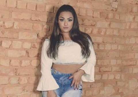 Mulher Melancia treme bumbum em vestidinho curto e enlouquece marmanjos