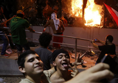 Bombeiros controlam incêndio no Congresso paraguaio após invasão