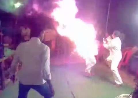 Homem ateia fogo em si mesmo por não aguentar mais ouvir esposa 