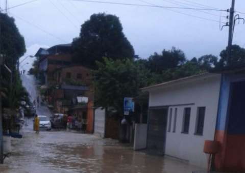 Chuva causa alagamentos de ruas e casas em Manaus