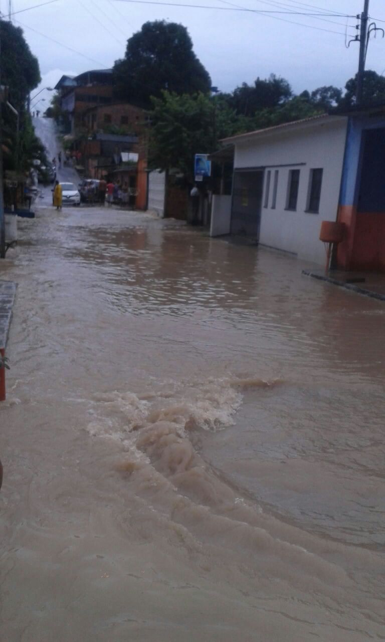 Chuva causa alagamentos de ruas e casas em Manaus