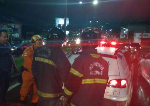 Colisão deixa detentos presos em porta-malas de viatura em Manaus