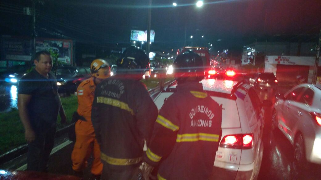 Colisão deixa detentos presos em porta-malas de viatura em Manaus