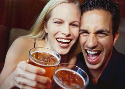 Casais que bebem juntos são mais felizes, afirma pesquisa