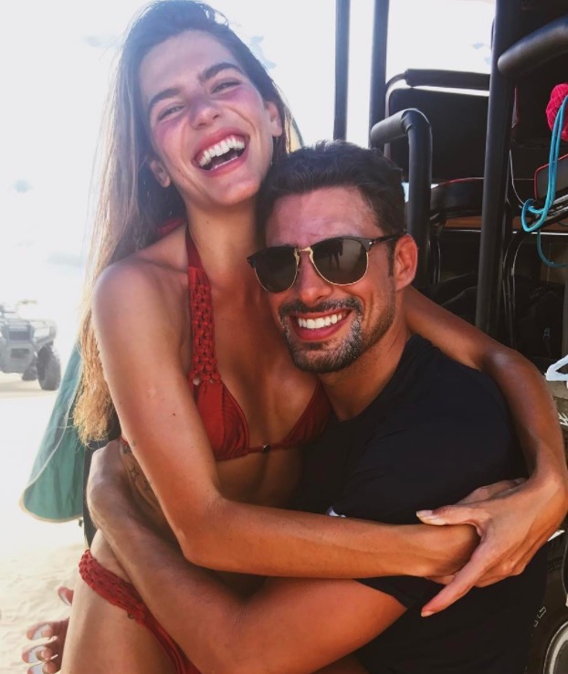  Mariana Goldfarb posa com Cauã e mostra resultado de silicone
