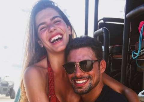  Mariana Goldfarb posa com Cauã e mostra resultado de silicone