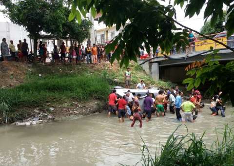 Após atropelar pedestre, carro capota e cai em igarapé de Manaus