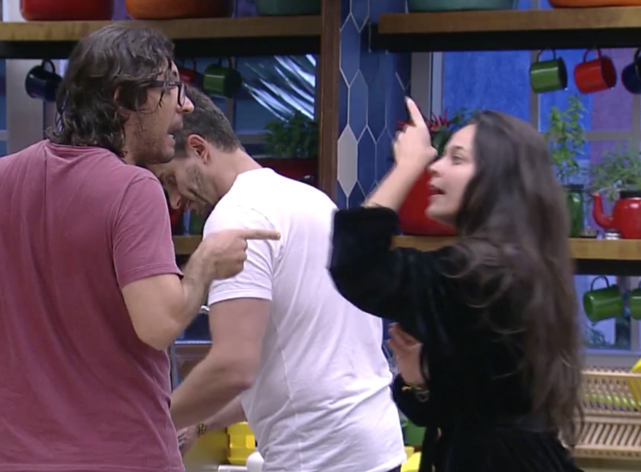  #Barraco: Emilly e Ilmar brigam feio: 'cala a boca, verme! verme rasteja'
