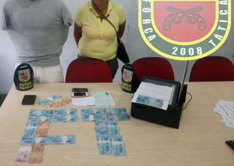 Dupla é presa acusada de usar notas falsificadas para fazer compras em Manaus