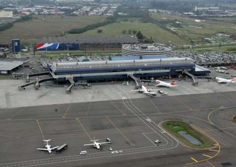 Homem morre e mulher se fere após caírem de passarela em aeroporto