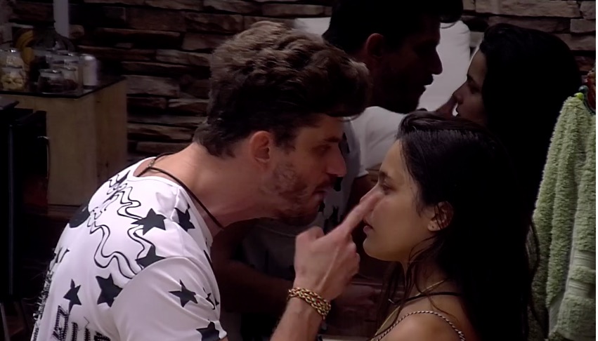 BBB17: Emilly e Marcos brigam aos gritos, médico se descontrola e assusta brothers