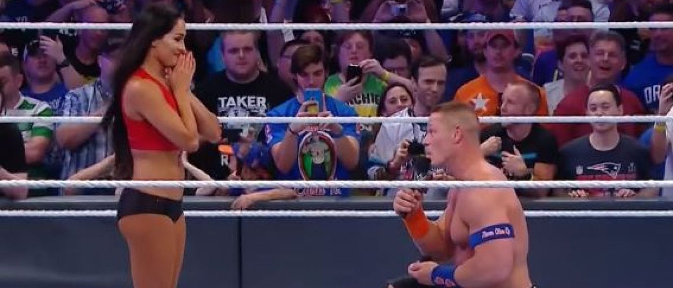 Lutador pede namorada em casamento no ringue