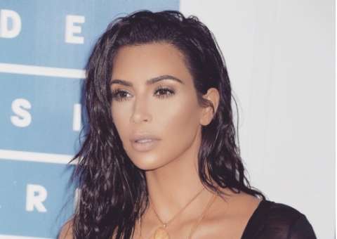 Kim Kardashian revela que não pode mais ter filhos e cogita barriga de aluguel 