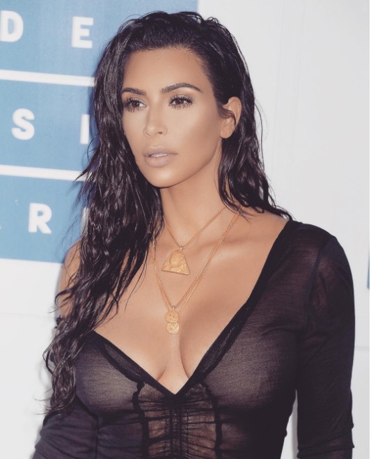 Kim Kardashian revela que não pode mais ter filhos e cogita barriga de aluguel 
