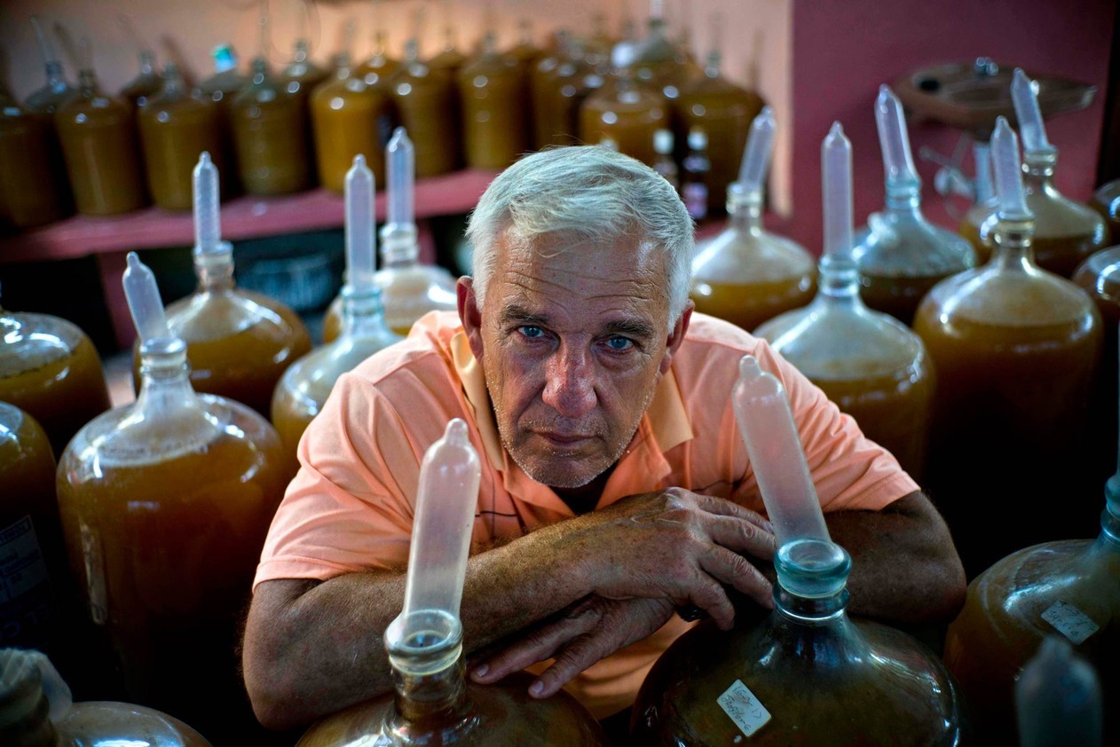 Homem utiliza camisinhas no processo de fermentação do vinho 