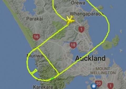 Piloto voa em forma de 'pênis' em apoio a campanha contra câncer nos testículos  