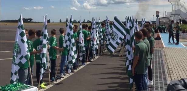 Atlético Nacional é recebido com homenagens e aplausos em Chapecó