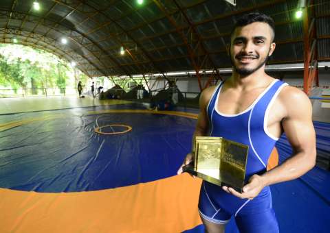 Atleta amazonense de luta olímpica recebe troféu de Destaque no Rio de Janeiro