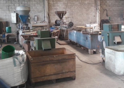 Fábrica de produtos plásticos e prédio comercial são flagrados com 'gato' de energia em Manaus